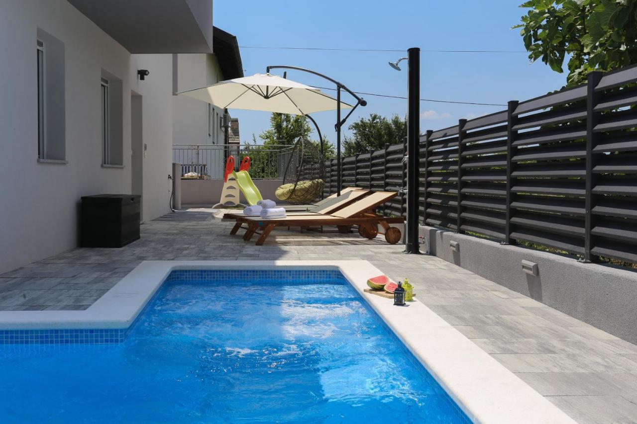 Family Friendly Apartments With A Swimming Pool Kastel Kambelovac, Kastela - 16162 Esterno foto